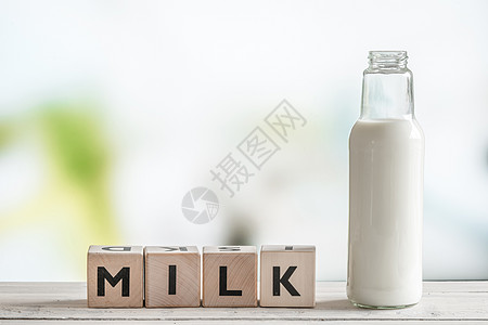 一瓶牛奶牛奶和一瓶瓶子背景
