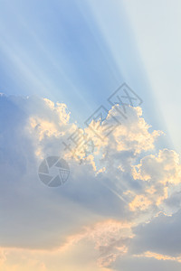 云朵和蓝天 有太阳光照穿光环精神自由光束射线天堂蓝色场景上帝戏剧性图片