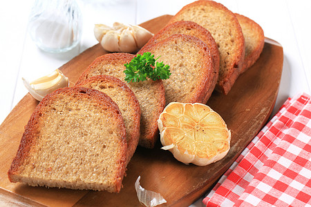 黄油欧式面包煎炸面包和大蒜伴奏食物小菜静物库存小吃油炸盐瓶砧板黄油背景