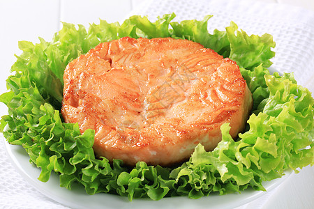 煎炸鲑鱼肉饼营养午餐沙拉牛扒食物鱼片主菜健康盘子蔬菜图片