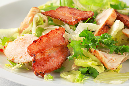 绿色沙拉加鸡肉和培根午餐蔬菜五花肉盘子治愈油炸绿色库存熏肉食物图片