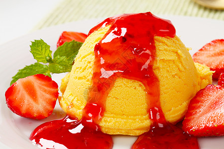 草莓酱冰淇淋冰淇淋和草莓酱食物果子甜点水果糖浆黄色背景