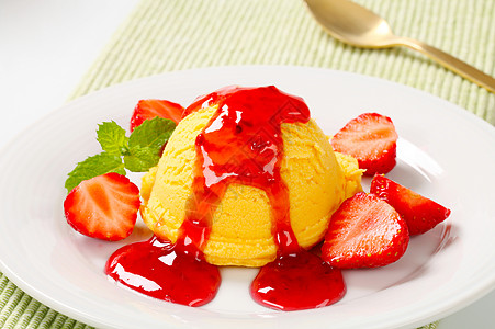 冰淇淋和草莓酱果子食物甜点黄色糖浆水果图片