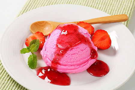 冰淇淋加草莓酱酸奶库存食物配料水果盘子果子浆果冰冻美食图片