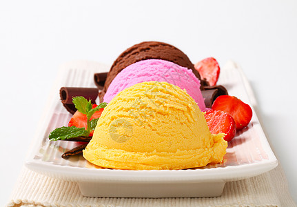 冰淇淋三家巧克力美食三重奏配料香草水果食物菠萝味道甜点图片