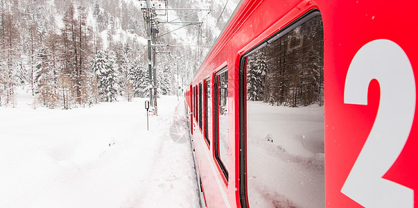 雪中火车红色车皮运输冻结铁路天气风暴旅游旅行机车图片