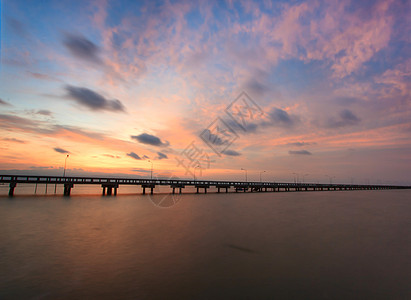 日落桥晴天地标天气海浪天空电缆橙子建筑学假期海滩背景图片