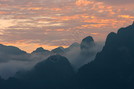 晨出时有山雾图片