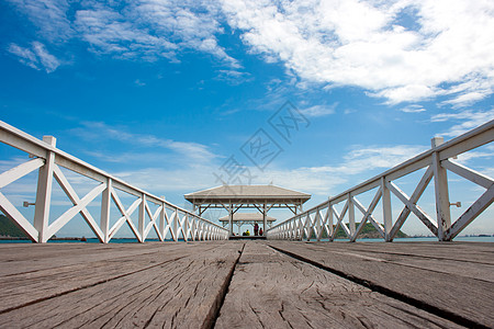 吹白亭白木桥公园旅游热带天空码头游客海洋蓝色海景文化背景