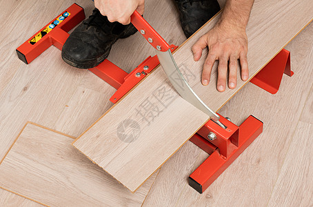切割压层的红色工具地面测量木地板装修建筑安装木工压板木匠木头图片