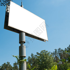 有空的空间的空白的广告牌海报天空控制板宣传城市展示木板商业路标森林图片