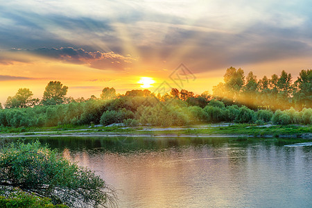 大河上美丽的日落风景旅行阳光日出太阳场景国家森林海岸季节图片