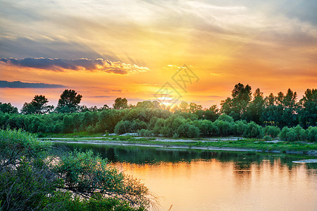 大河上美丽的日落太阳环境场景蓝色国家森林季节木头反射阳光图片
