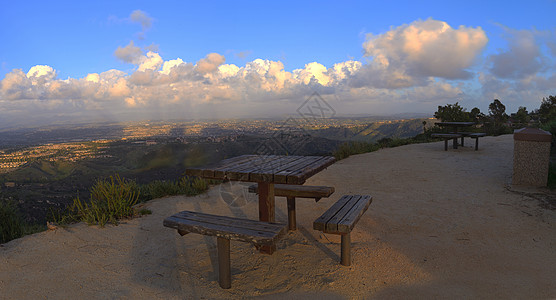 日落时的世界顶峰长椅视图野餐餐桌粉红色全景景观天空爬山世界之巅图片