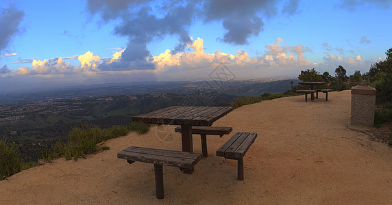 日落时的世界顶峰粉红色景观长椅爬山全景视图世界之巅餐桌野餐天空图片