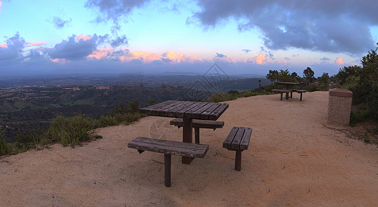 日落时的世界顶峰景观野餐视图世界之巅天空全景粉红色长椅餐桌爬山图片