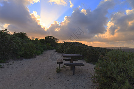 日落时的世界顶峰粉红色全景世界之巅餐桌天空野餐长椅视图景观爬山图片