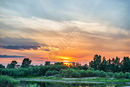 大河上美丽的日落公园海岸草地阳光场景季节国家风景反射天空图片