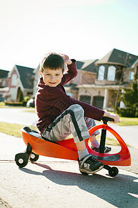 男孩骑摩托车幸福快乐玩具乐趣季节孩子骑术微笑育儿黑发图片