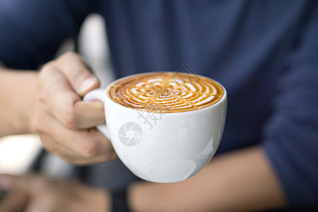 雄手紧紧握着咖啡餐具营养陶器杯子早餐食物茶杯成人饮料小伙子图片