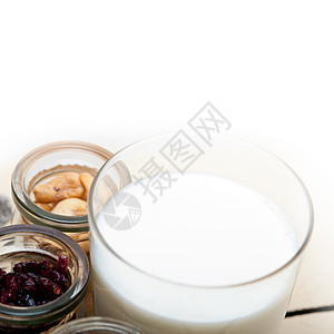 健康早餐早餐成分饮食稀饭食物小吃谷物勺子水果燕麦牛奶白色图片