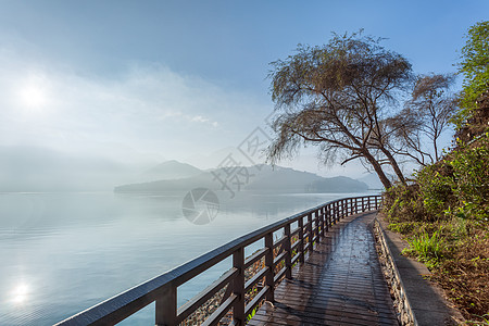 台台湾黎明时日月湖的足迹图片