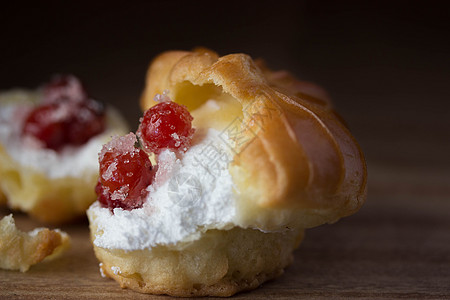 与一起粘着的Choux Cream糕点盘子美食面包产品白色宏观配料甜点糖果图片