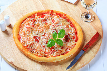 比萨玛格丽塔披萨食品砧板白酒圆形玻璃库存美食食物高架图片