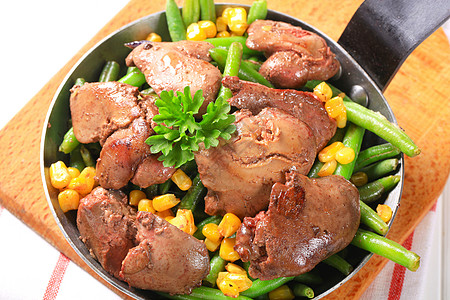 鸡肝 青豆和玉米季豆平底锅油炸内脏食物蔬菜炊具盘子午餐高架图片
