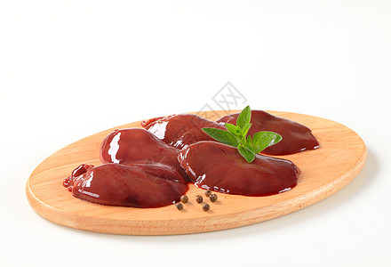 原鸡肝胡椒粒香料椭圆形内脏砧板家禽食物图片