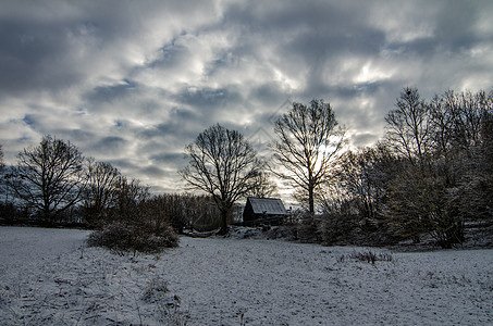 冬季暴风雨前欧洲农村图片