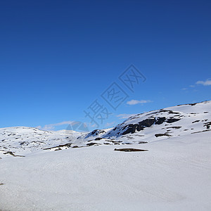 春季山谷地貌天空蓝色白色风景岩石顶峰爬坡苔藓背景图片