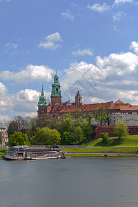 在波兰克拉科夫的和Vistula大道上浏览地标皇家驳船教会抛光建筑学城堡纪念碑历史遗产图片