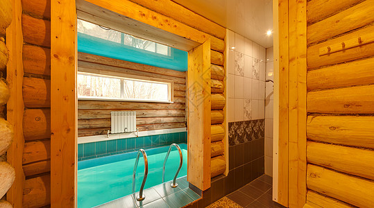 美丽的游泳池游泳桑拿反射房子奢华房间木头天花板瓷砖蓝色图片