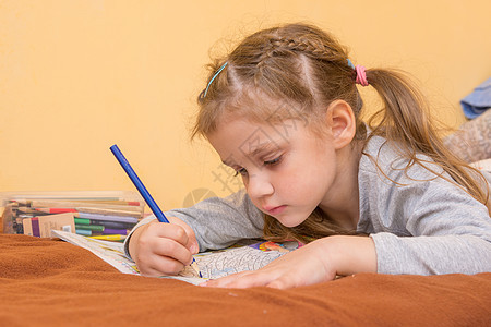 小姑娘用纸上的铅笔 在他的肚子上画个硬的石膏图片