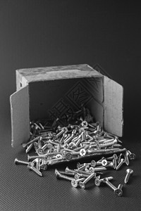 位于黑色背景的螺丝木头工具维修团体金属宏观螺纹合金白色坚果图片