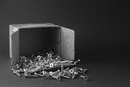 位于黑色背景的螺丝机械宏观团体硬件白色扳手工具收藏维修工业图片