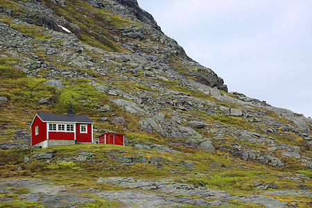 典型挪威住房农村自然红色房子岩石小屋山脉图片