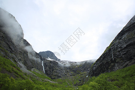 挪威的长城冰川巨魔蔬菜山脉悬崖岩石天空图片