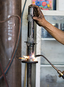 焊接机正在修理电击吸收器金属气体焊机作坊乙炔车库机械衣领火炬工厂图片