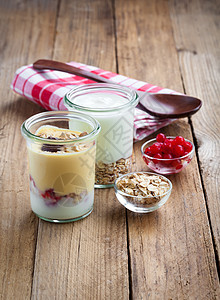 木制背景的玻璃罐中装有浆果的健康酸奶乡村玻璃营养小吃牛奶营养素重量早餐蓝色饮食图片