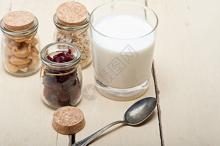 健康早餐早餐成分饮食红色食物奶制品白色谷物营养稀饭粮食勺子图片