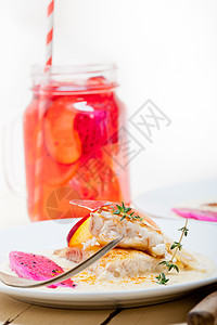 油炸海红花奶油锅美食营养鱼片百里香餐厅柠檬海鲜辣椒蔬菜午餐图片