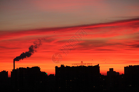 太阳升起在城市上空景观世界末日天空天际日落红色地平线蓝色工业建筑图片