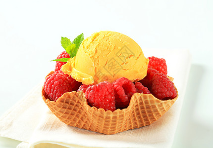 冰淇淋和新鲜的草莓 在面包碗中的冰淇淋图片