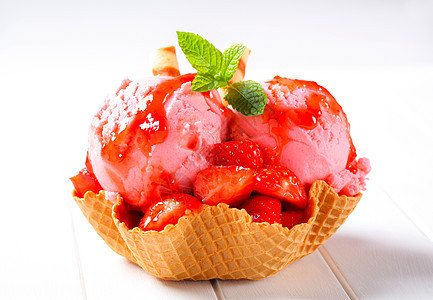 冰淇淋和草莓 在面包碗中配料覆盆子美食水果晶圆勺子圣代粉色糖浆冰冻图片