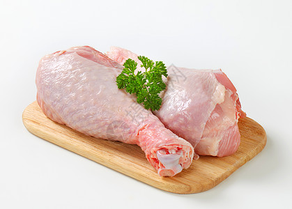 生火鸡腿火鸡家禽用具皮肤厨房大腿砧板切菜板食物背景图片