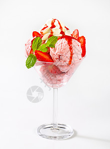 草莓冰淇淋圣代冰冻配料糖浆水果奶油勺子甜点酸奶冰淇淋菜盘图片