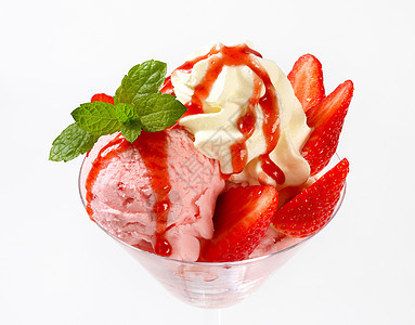 草莓冰淇淋圣代酸奶甜点冰淇淋盘子冰冻勺子玻璃味道圣代菜盘图片