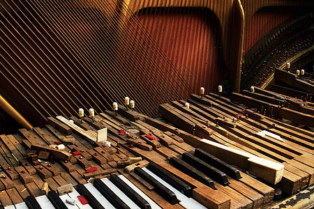 旧破碎钢琴白色破坏残骸娱乐乌木木头古董灾难乐器键盘图片